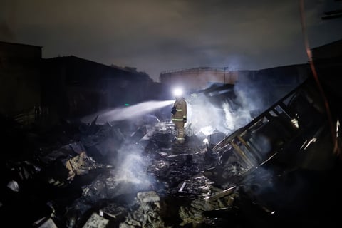 Un rayo provocó la explosión y el posterior incendio en una tubería de combustible de la compañía estatal indonesia de energía Pertamina, en el norte de Yakarta, que causó al menos 17 muertos, 18 desaparecidos y 49 heridos de gravedad, informaron este sábado las autoridades.