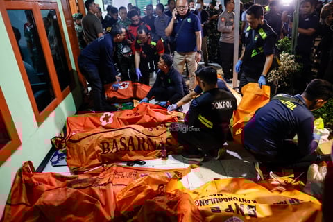 Un rayo provocó la explosión y el posterior incendio en una tubería de combustible de la compañía estatal indonesia de energía Pertamina, en el norte de Yakarta, que causó al menos 17 muertos, 18 desaparecidos y 49 heridos de gravedad, informaron este sábado las autoridades.