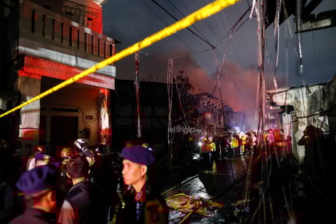 Un rayo provocó la explosión y el posterior incendio en una tubería de combustible de la compañía estatal indonesia de energía Pertamina, en el norte de Yakarta, que causó al menos 17 muertos, 18 desaparecidos y 49 heridos de gravedad, informaron este sábado las autoridades.