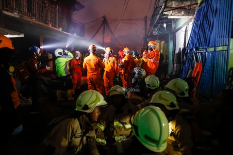 Un rayo provocó la explosión y el posterior incendio en una tubería de combustible de la compañía estatal indonesia de energía Pertamina, en el norte de Yakarta, que causó al menos 17 muertos, 18 desaparecidos y 49 heridos de gravedad, informaron este sábado las autoridades.