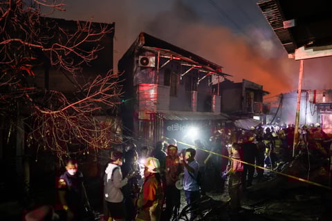 Un rayo provocó la explosión y el posterior incendio en una tubería de combustible de la compañía estatal indonesia de energía Pertamina, en el norte de Yakarta, que causó al menos 17 muertos, 18 desaparecidos y 49 heridos de gravedad, informaron este sábado las autoridades.