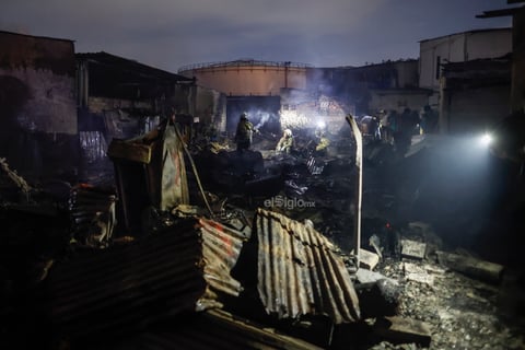 Un rayo provocó la explosión y el posterior incendio en una tubería de combustible de la compañía estatal indonesia de energía Pertamina, en el norte de Yakarta, que causó al menos 17 muertos, 18 desaparecidos y 49 heridos de gravedad, informaron este sábado las autoridades.