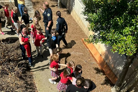 Al menos tres niños y tres adultos murieron este lunes en un tiroteo en un colegio privado cristiano en Nashville (EUA), informó el hospital Vanderbilt University Medical Center, según medios de comunicación locales.