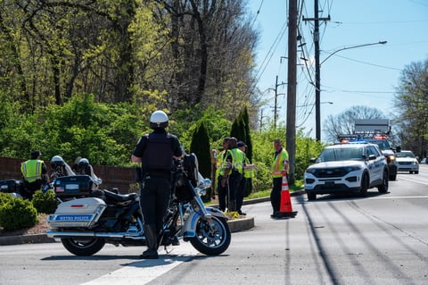 Al menos tres niños y tres adultos murieron este lunes en un tiroteo en un colegio privado cristiano en Nashville (EUA), informó el hospital Vanderbilt University Medical Center, según medios de comunicación locales.