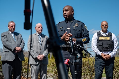 Al menos tres niños y tres adultos murieron este lunes en un tiroteo en un colegio privado cristiano en Nashville (EUA), informó el hospital Vanderbilt University Medical Center, según medios de comunicación locales.