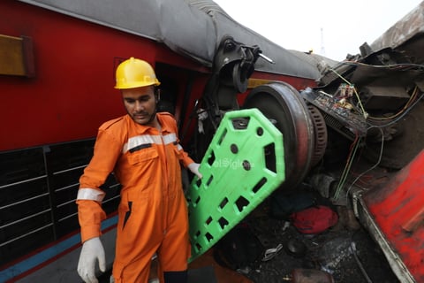 Las autoridades elevaron este sábado a 288 el número de muertos en el choque de tres trenes en el este de la India, el peor accidente ferroviario del siglo XXI en el gigante asiático y en el que también resultaron heridas casi 900 personas, de las que 56 se encuentran en estado grave.