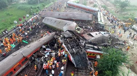 Las autoridades elevaron este sábado a 288 el número de muertos en el choque de tres trenes en el este de la India, el peor accidente ferroviario del siglo XXI en el gigante asiático y en el que también resultaron heridas casi 900 personas, de las que 56 se encuentran en estado grave.