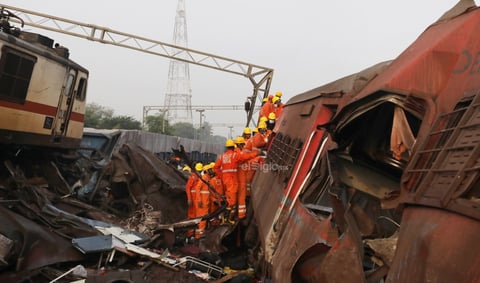 Las autoridades elevaron este sábado a 288 el número de muertos en el choque de tres trenes en el este de la India, el peor accidente ferroviario del siglo XXI en el gigante asiático y en el que también resultaron heridas casi 900 personas, de las que 56 se encuentran en estado grave.