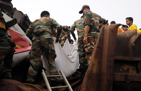 Las autoridades elevaron este sábado a 288 el número de muertos en el choque de tres trenes en el este de la India, el peor accidente ferroviario del siglo XXI en el gigante asiático y en el que también resultaron heridas casi 900 personas, de las que 56 se encuentran en estado grave.