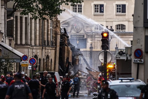 El balance por la explosión que esta tarde derribó parte de un edificio en el centro de París se sitúa ahora en 29 heridos, cuatro de ellos muy graves, y dos desaparecidos, según los últimos datos de la prefectura de policía.
