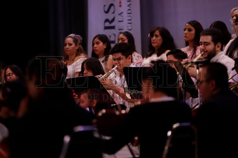 Con un concierto gratuito para todos los duranguenses, la Orquesta Sinfónica Cesaretti celebró los 460 años de la fundación de la ciudad en uno de los lugares más emblemáticos e importantes de Durango, el Teatro Ricardo Castro