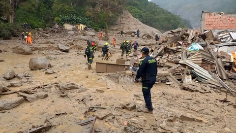 La cifra de muertos por una avalancha de barro y agua ocurrida en la localidad de Quetame, en el departamento colombiano de Cundinamarca (centro), ascendió a 14, además de 6 heridos y varios desaparecidos, informó este martes el gobernador de esa región, Nicolás García.