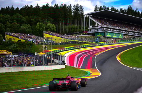 El neerlandés Max Verstappen fortaleció aún más su liderato en el Mundial de Fórmula Uno al encabezar un nuevo doblete de Red Bull junto a su compañero, el mexicano Sergio Pérez, en el Gran Premio de Bélgica, que se disputó este domingo en el circuito de Spa-Francorchamps; donde el doble campeón mundial español Fernando Alonso (Aston Martin) acabó quinto.
