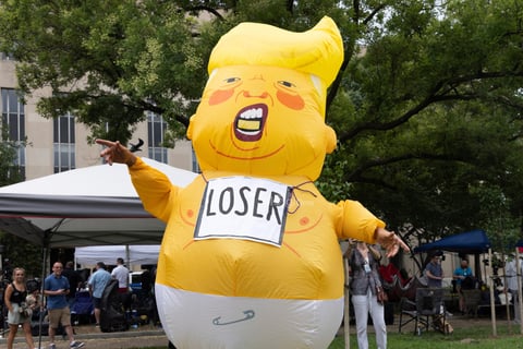 El expresidente de Estados Unidos Donald Trump (2017-2021) afirmó este jueves que lo que le está pasando es una persecución política, tras haber comparecido ante un tribunal de Washington DC para la lectura de cargos contra él.