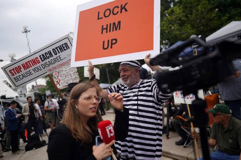 El expresidente de Estados Unidos Donald Trump (2017-2021) afirmó este jueves que lo que le está pasando es una persecución política, tras haber comparecido ante un tribunal de Washington DC para la lectura de cargos contra él.