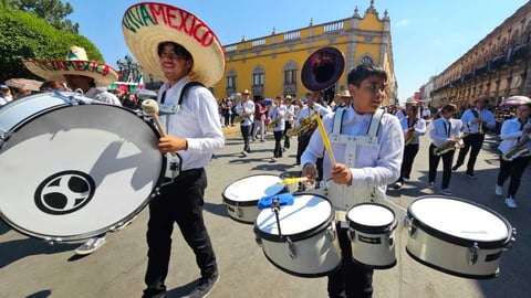 El desfile es en conmemoración del aniversario del inicio de la lucha por la Independencia de México.