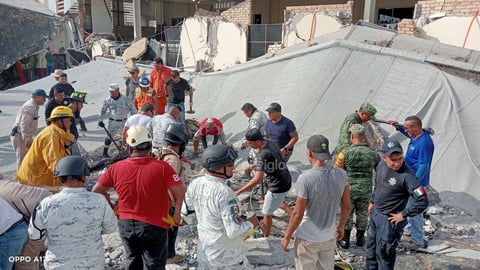Elementos de los cuerpos de emergencia y vecinos del lugar, atendieron a personas lesionadas, quienes se encontraban en la parroquia de la Santa Cruz, en Ciudad Madero, cuyo techo se desplomó.
