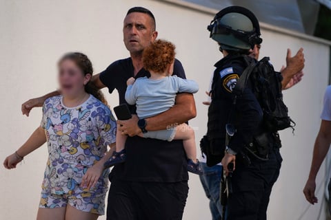 Los duros bombardeos israelíes sobre Gaza, más de 3 mil cohetes lanzados de la Franja a Israel, combates contra milicias palestinas que aún controlan zonas israelíes y decenas de rehenes israelíes capturados marcan la guerra que estalló hoy.