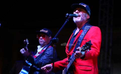 Los Terrícolas ponen a corear a todos los duranguenses en la Plaza de Armas con sus temas de éxito.