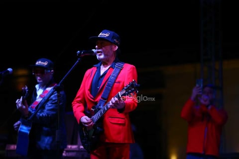 Los Terrícolas ponen a corear a todos los duranguenses en la Plaza de Armas con sus temas de éxito.