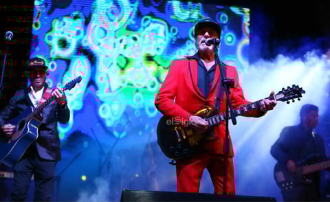 Los Terrícolas ponen a corear a todos los duranguenses en la Plaza de Armas con sus temas de éxito.