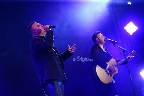 El dúo romántico Río Roma regresó a Durango e hizo latir los corazones de sus fanáticos en un concierto más de su “Rojo Tour”, ahora en la Plaza IV Centenario.