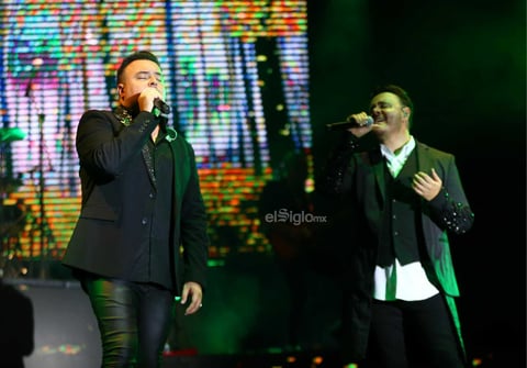 El dúo romántico Río Roma regresó a Durango e hizo latir los corazones de sus fanáticos en un concierto más de su “Rojo Tour”, ahora en la Plaza IV Centenario.