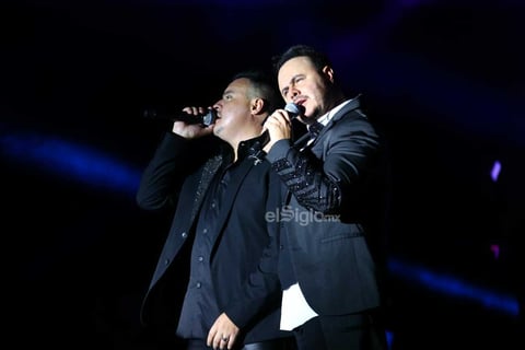 El dúo romántico Río Roma regresó a Durango e hizo latir los corazones de sus fanáticos en un concierto más de su “Rojo Tour”, ahora en la Plaza IV Centenario.