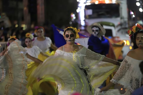 Como cada año, el Festival del Día de Muertos “Muuki” inició sus actividades con el tradicional desfile, uno que en esta ocasión mostró los elementos más característicos de Durango, aquellos que le dan identidad, así como los simbolismos alusivos a la conmemoración del 2 de noviembre.