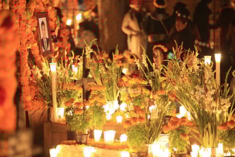 Como cada año, familiares y amigos comenzaron este 01 de noviembre la tradicional 'Noche de muertos' en Tzintzuntzan, Michoacán.