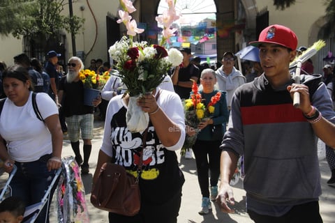 Hoy, un número considerable de duranguenses acudió a los panteones a visitar las tumbas de sus seres queridos; llevar flores, alimentos y otros presentes.