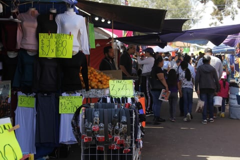 Hoy, un número considerable de duranguenses acudió a los panteones a visitar las tumbas de sus seres queridos; llevar flores, alimentos y otros presentes.