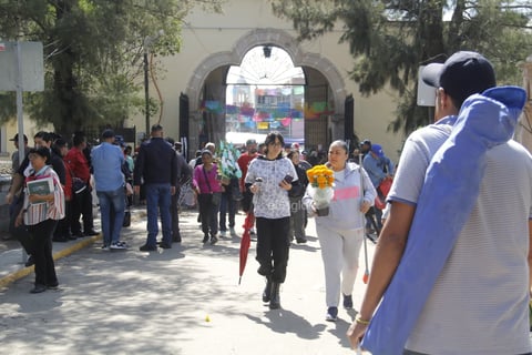 Hoy, un número considerable de duranguenses acudió a los panteones a visitar las tumbas de sus seres queridos; llevar flores, alimentos y otros presentes.