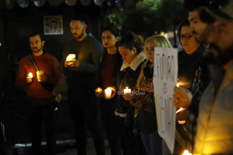 “Hoy es un día de luto, pero también es un día de revolución'. El asesinato en Aguascalientes del magistrade Jesús Ociel Baena y su pareja convocó a integrantes de la comunidad LGBTTTIQ+ a una vigilia en la Plaza de Armas.