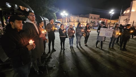 “Hoy es un día de luto, pero también es un día de revolución'. El asesinato en Aguascalientes del magistrade Jesús Ociel Baena y su pareja convocó a integrantes de la comunidad LGBTTTIQ+ a una vigilia en la Plaza de Armas.