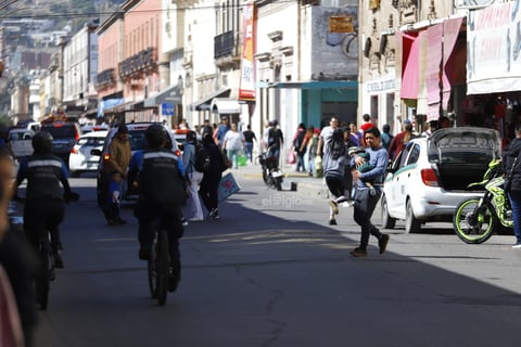 Duranguenses acuden al centro histórico a realizar compras durante el Buen Fin