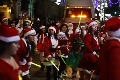Cientos de duranguenses se reunieron en el Centro de la ciudad para apreciar el desfile navideño.