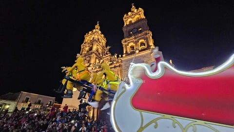 Cientos de duranguenses se reunieron en el Centro de la ciudad para apreciar el desfile navideño.