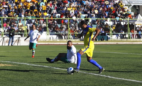 Exestrellas del Club América salieron la tarde del sábado 27 de enero al estadio Francisco Zarco y sorprender a la afición duranguense con el tradicional Juego de Leyendas.