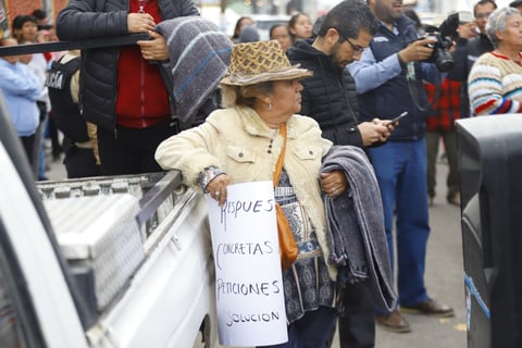Habitantes de algunos asentamientos realizan manifestación afuera de AMD.