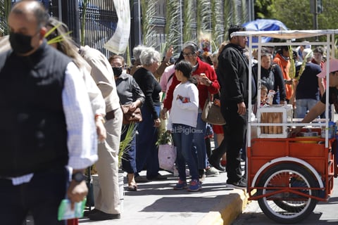 Este domingo, duranguenses acudieron a la Catedral para celebrar el Domingo de Ramos, que -como tradicionalmente se hace- se lleva a cabo la procesión de los mismos.