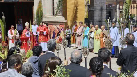 Este domingo, duranguenses acudieron a la Catedral para celebrar el Domingo de Ramos, que -como tradicionalmente se hace- se lleva a cabo la procesión de los mismos.
