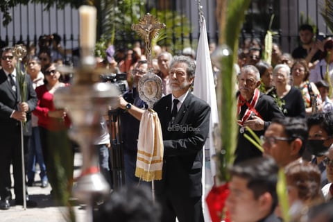 Este domingo, duranguenses acudieron a la Catedral para celebrar el Domingo de Ramos, que -como tradicionalmente se hace- se lleva a cabo la procesión de los mismos.