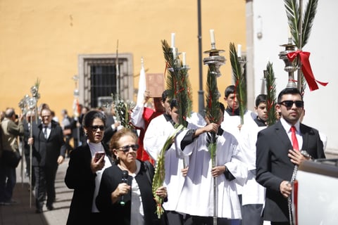 Este domingo, duranguenses acudieron a la Catedral para celebrar el Domingo de Ramos, que -como tradicionalmente se hace- se lleva a cabo la procesión de los mismos.