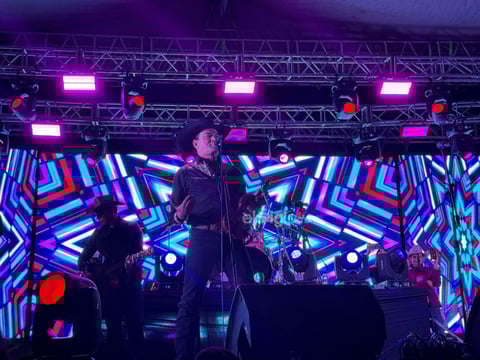 El concierto de la banda country Caballo Dorado cerró con todo el Festival Ricardo Castro 2024, no solo por poner a bailar a todos duranguenses, sino por lograr romper el récord del mayor número de personas bailando “Payaso de rodeo”.