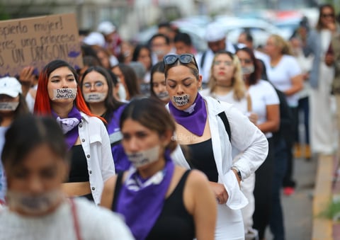 Amigos, compañeros, grupos feministas y sociedad duranguense, se unieron en una marcha del silencio a nombre de Ixchel Yadira, quien luego de una búsqueda de días, fue encontrada sin vida en un domicilio en Canatlán, propiedad de su suegro.