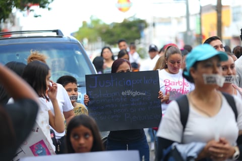 Amigos, compañeros, grupos feministas y sociedad duranguense, se unieron en una marcha del silencio a nombre de Ixchel Yadira, quien luego de una búsqueda de días, fue encontrada sin vida en un domicilio en Canatlán, propiedad de su suegro.