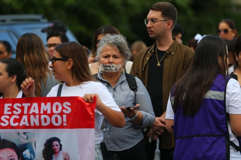 Amigos, compañeros, grupos feministas y sociedad duranguense, se unieron en una marcha del silencio a nombre de Ixchel Yadira, quien luego de una búsqueda de días, fue encontrada sin vida en un domicilio en Canatlán, propiedad de su suegro.