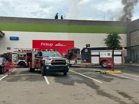 Al instante se activaron los protocolos de emergencia de la tienda para realizar la evacuación ordenada de clientes y personal.