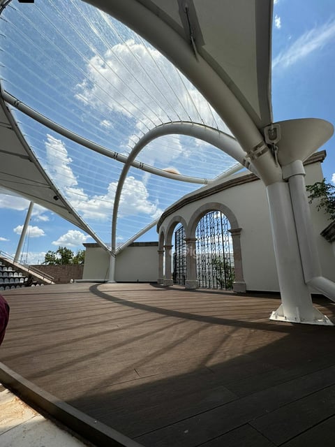 Las famosas Callejoneadas regresaron al Centro Histórico de Durango este domingo con la reapertura del Teatro del Calvario, el punto de encuentro de este tradicional evento, que se distingue por reunir el baile y la música folclórica mexicana.